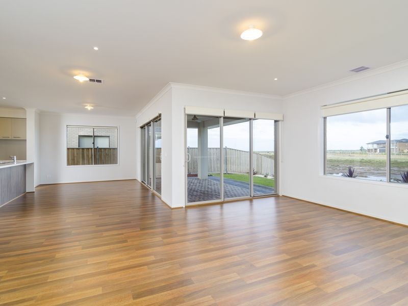 18 Outrigger Court Sanctuary Lake, Point Cook VIC 3030