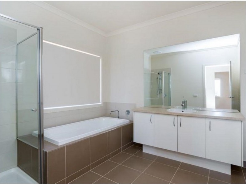 215 Sanctuary Lakes South Boulevar, Sanctuary Lakes VIC 3030