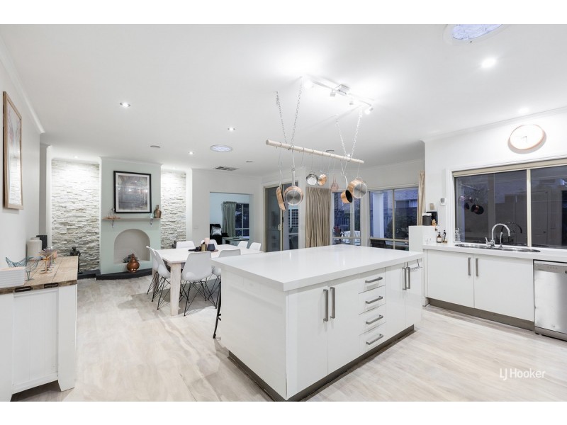 7 Springbank Court, Sanctuary Lakes VIC 3030