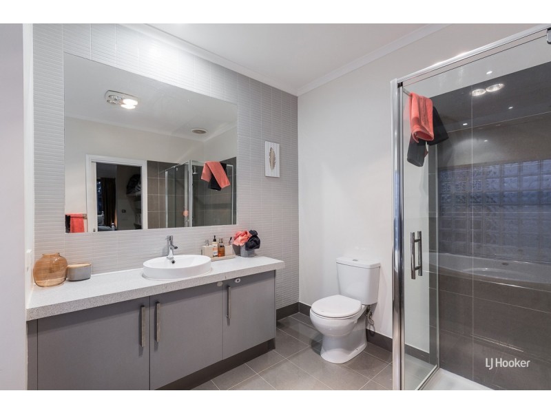 7 Springbank Court, Sanctuary Lakes VIC 3030