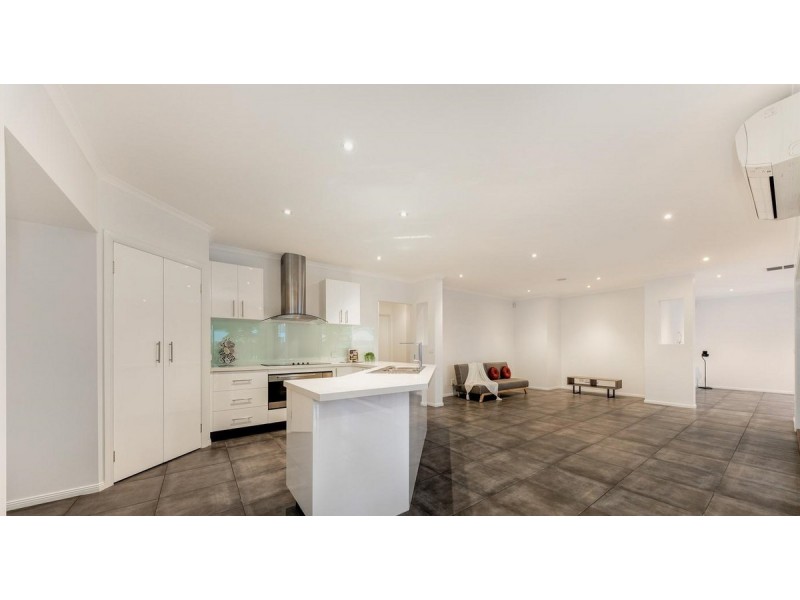 13 Bloomingdale Court, Sanctuary Lakes VIC 3030