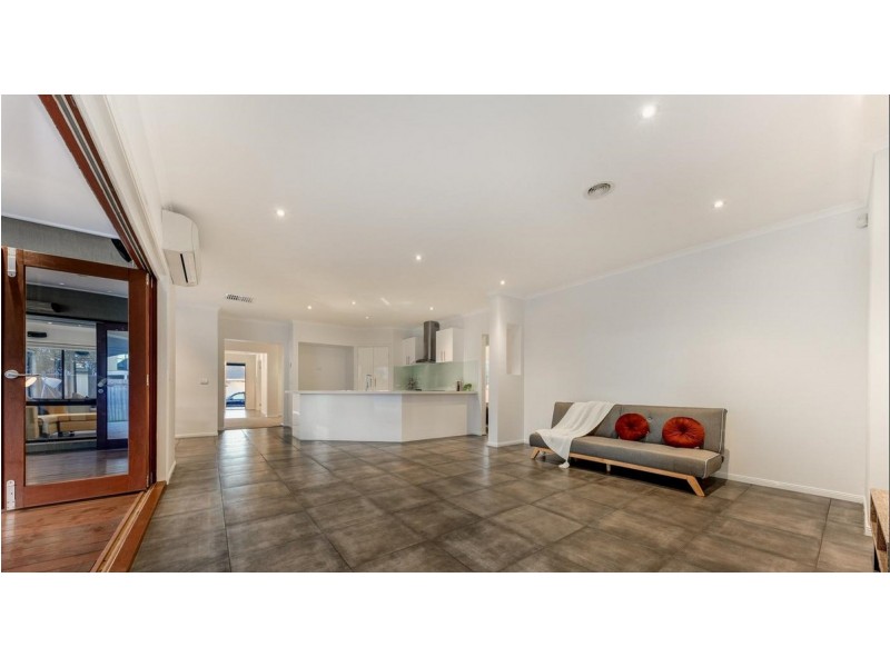 13 Bloomingdale Court, Sanctuary Lakes VIC 3030