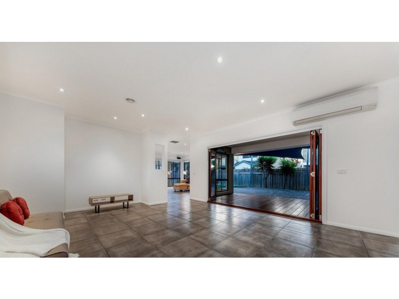 13 Bloomingdale Court, Sanctuary Lakes VIC 3030