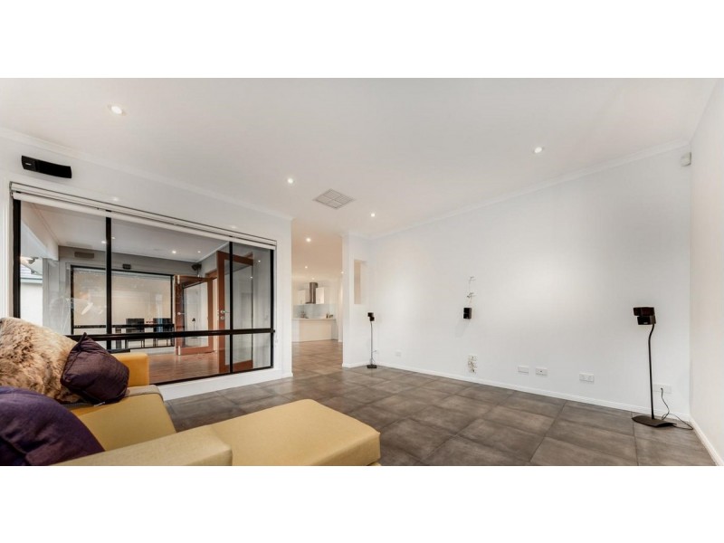 13 Bloomingdale Court, Sanctuary Lakes VIC 3030