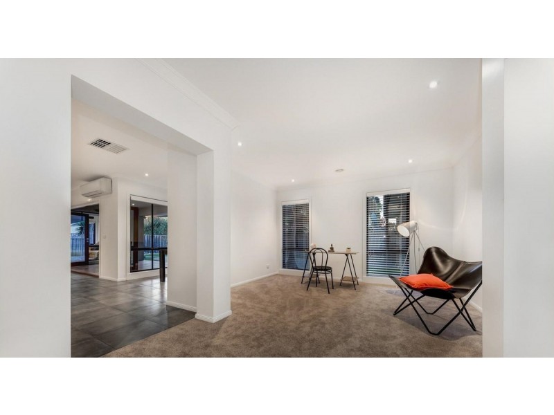 13 Bloomingdale Court, Sanctuary Lakes VIC 3030