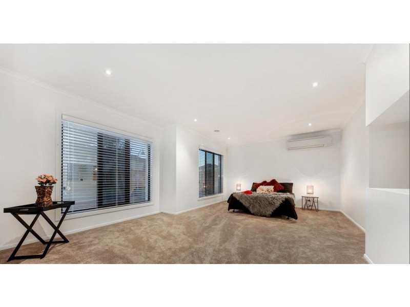 13 Bloomingdale Court, Sanctuary Lakes VIC 3030