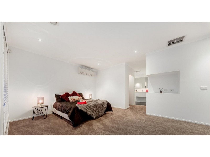 13 Bloomingdale Court, Sanctuary Lakes VIC 3030