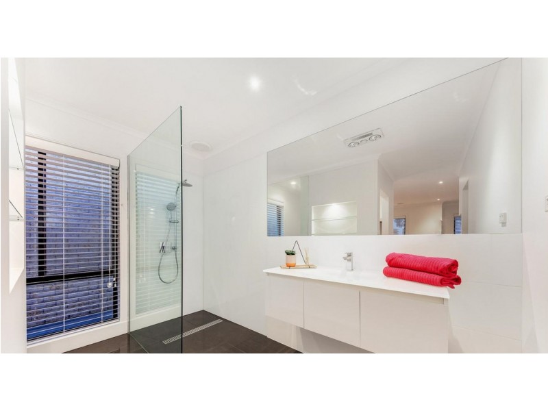 13 Bloomingdale Court, Sanctuary Lakes VIC 3030