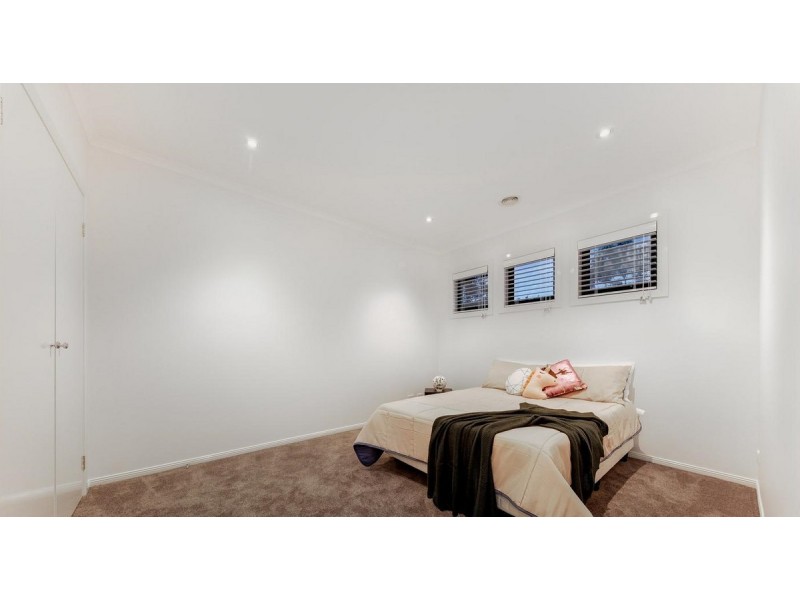 13 Bloomingdale Court, Sanctuary Lakes VIC 3030