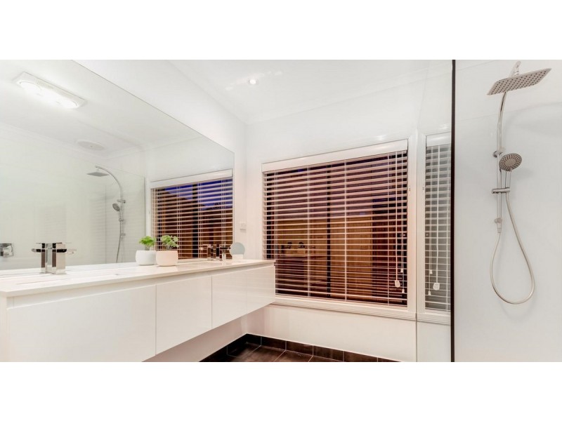 13 Bloomingdale Court, Sanctuary Lakes VIC 3030