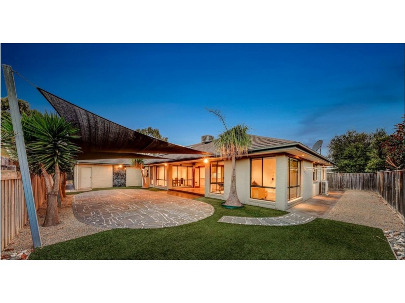 13 Bloomingdale Court, Sanctuary Lakes VIC 3030