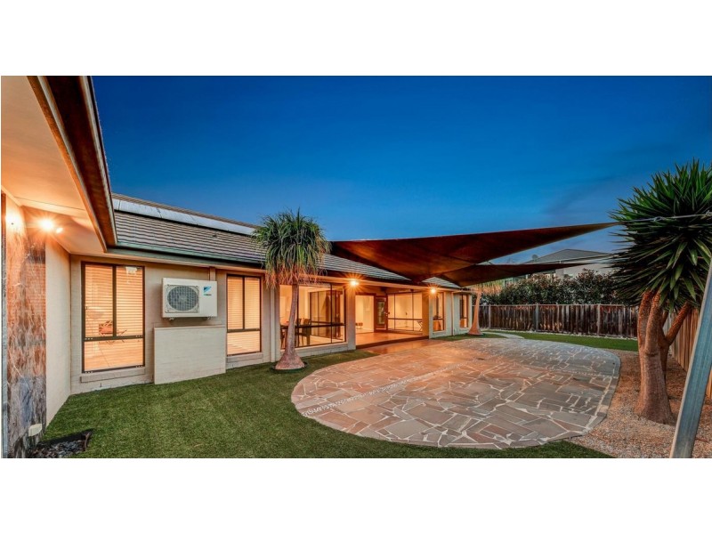 13 Bloomingdale Court, Sanctuary Lakes VIC 3030