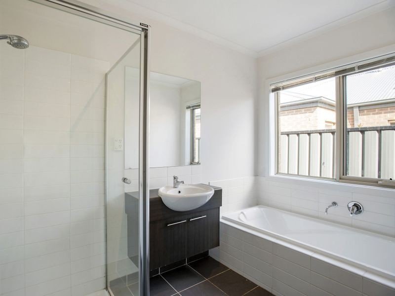 16 Derham Drive, Point Cook VIC 3030