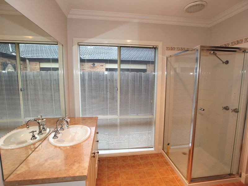 18 Creswick Drive, Point Cook VIC 3030
