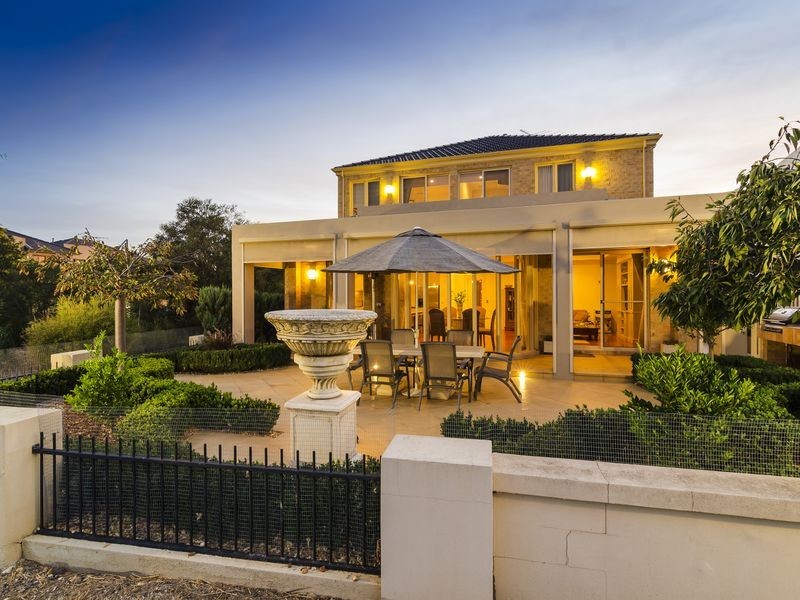 12 Sandlewood Lane, Sanctuary Lakes VIC 3030