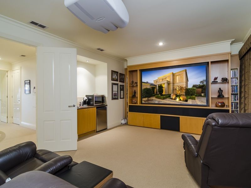 12 Sandlewood Lane, Sanctuary Lakes VIC 3030