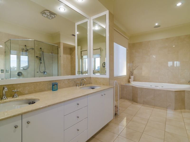 12 Sandlewood Lane, Sanctuary Lakes VIC 3030