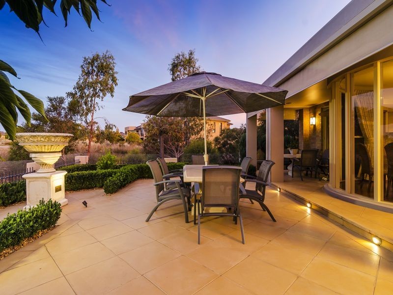 12 Sandlewood Lane, Sanctuary Lakes VIC 3030