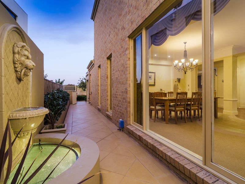 12 Sandlewood Lane, Sanctuary Lakes VIC 3030