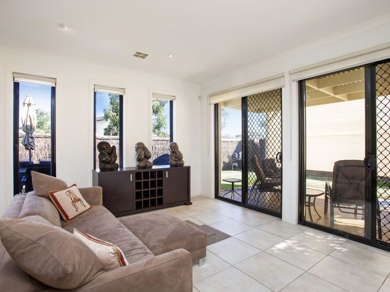 97 Signature Boulevard, Sanctuary Lakes VIC 3030