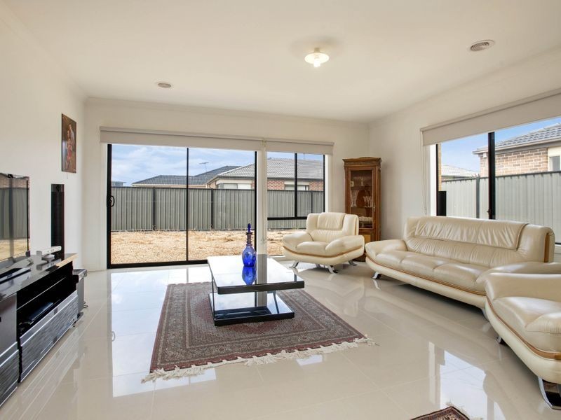 10 Lindwall Grange, Point Cook VIC 3030