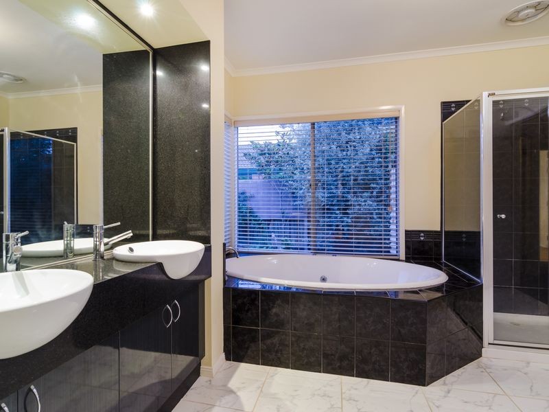 10 Sassari Court, Point Cook VIC 3030