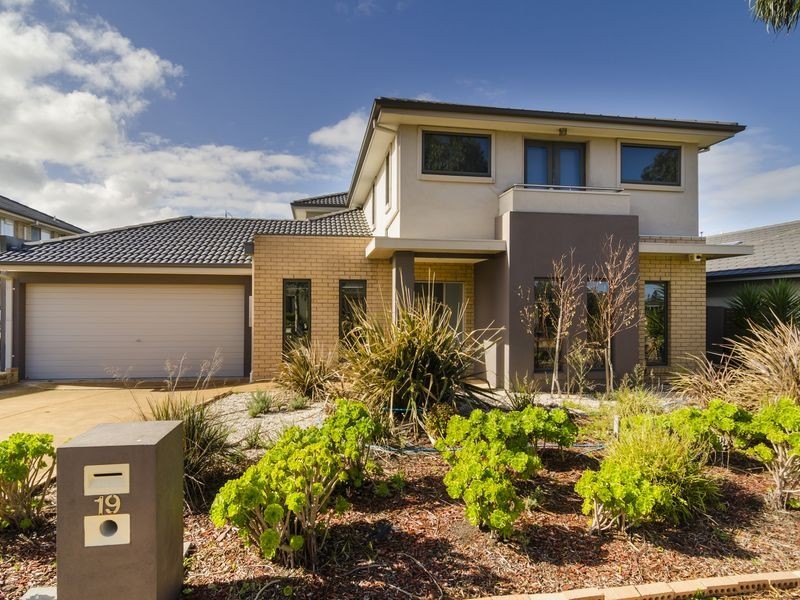 19 Manhattan Close, Sanctuary Lakes VIC 3030