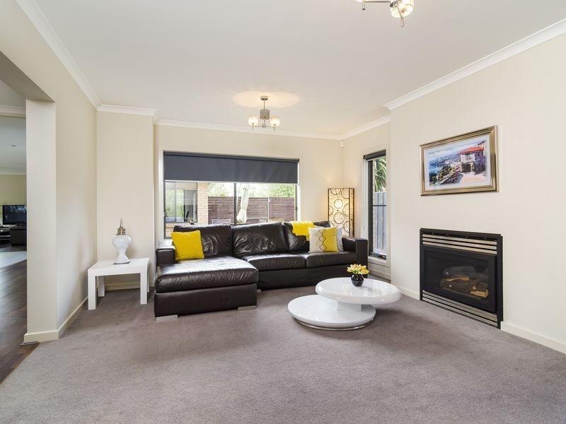 19 Manhattan Close, Sanctuary Lakes VIC 3030