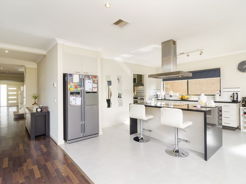 19 Manhattan Close, Sanctuary Lakes VIC 3030