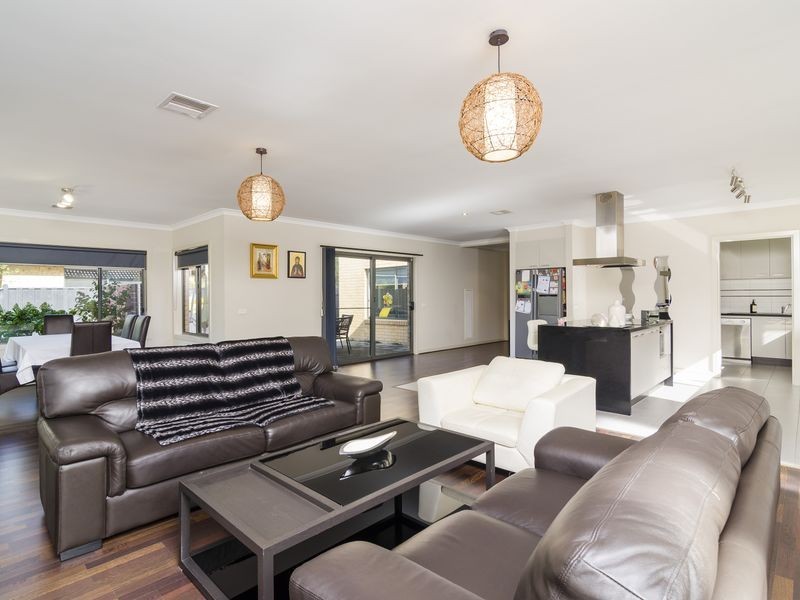 19 Manhattan Close, Sanctuary Lakes VIC 3030