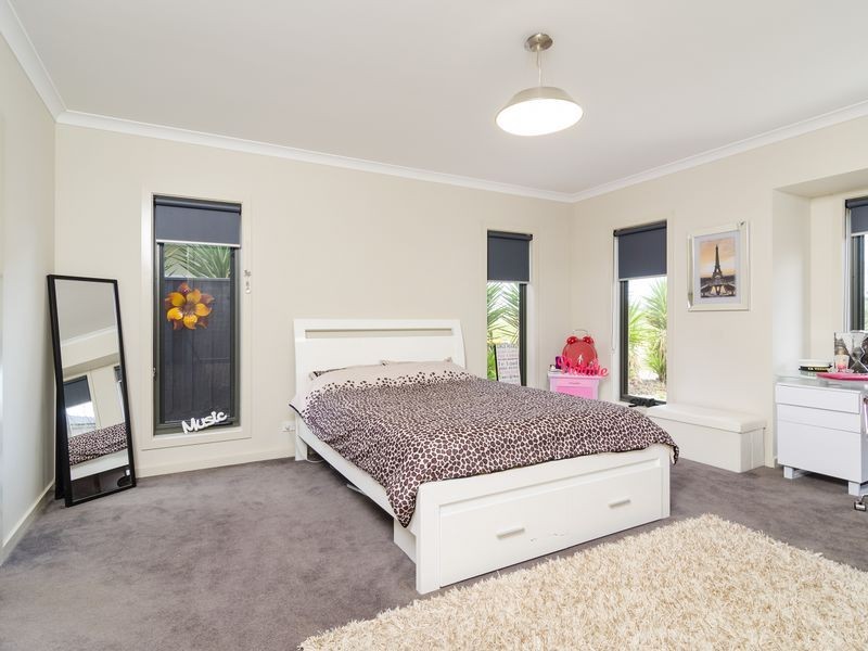 19 Manhattan Close, Sanctuary Lakes VIC 3030