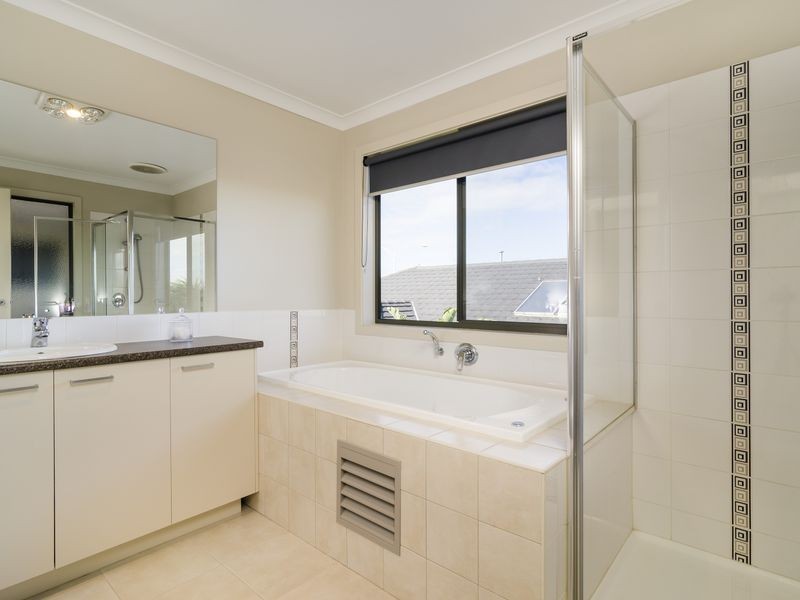19 Manhattan Close, Sanctuary Lakes VIC 3030