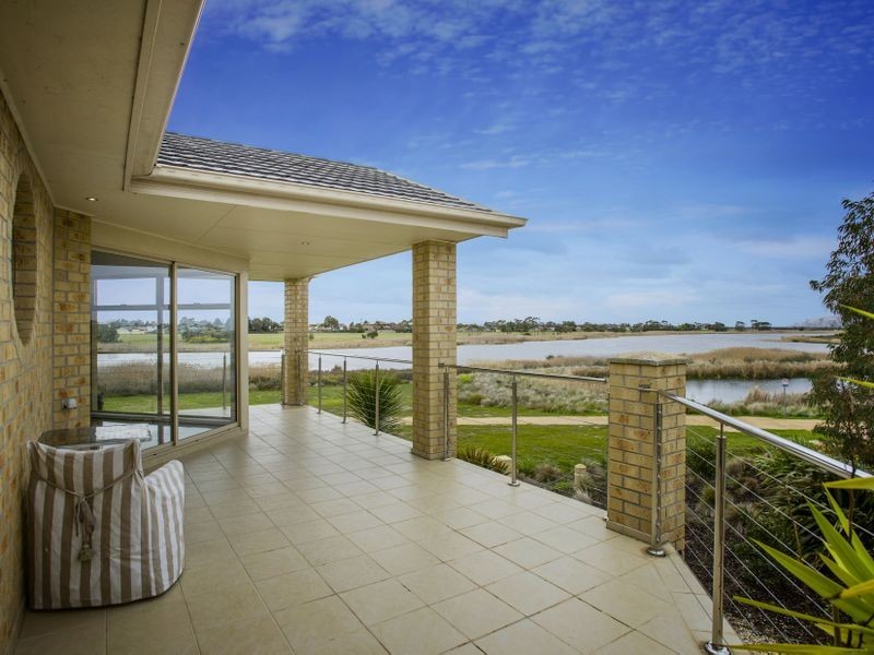 17 Francisco Bay Point, Sanctuary Lakes VIC 3030