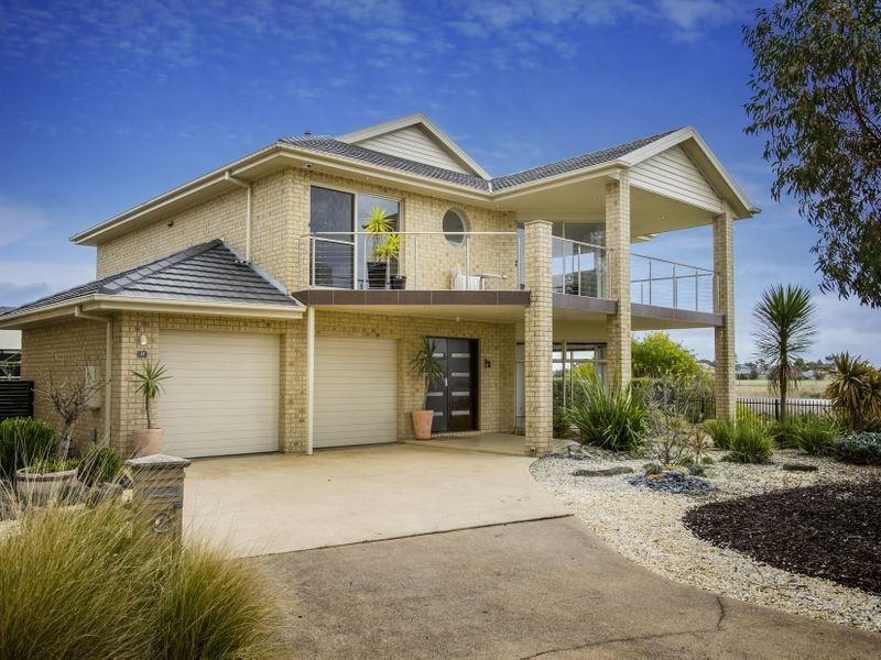 17 Francisco Bay Point, Sanctuary Lakes VIC 3030