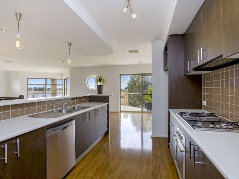 17 Francisco Bay Point, Sanctuary Lakes VIC 3030