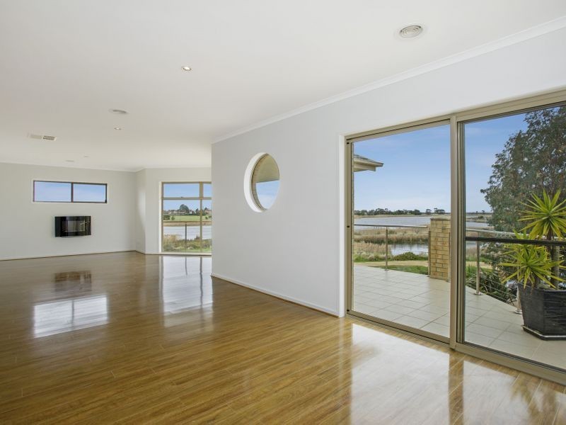 17 Francisco Bay Point, Sanctuary Lakes VIC 3030