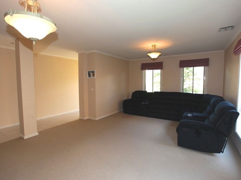 3 Bluechip Court, Sanctuary Lakes VIC 3030