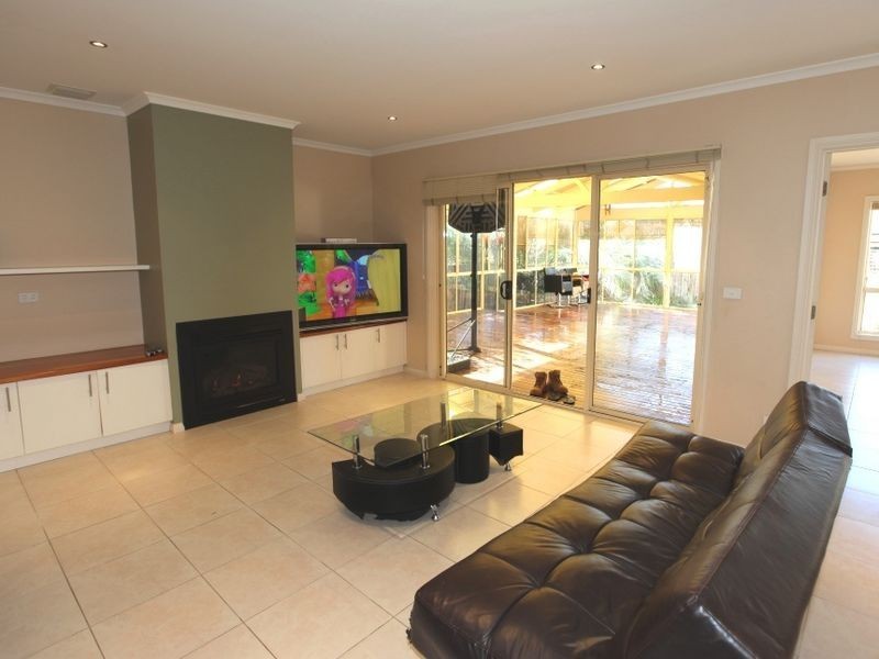 3 Bluechip Court, Sanctuary Lakes VIC 3030