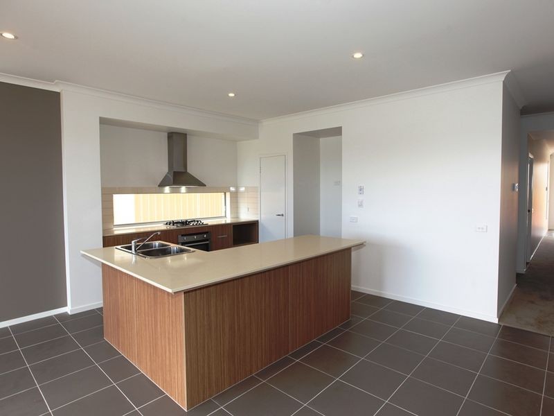 91 Broadbeach Circuit, Sanctuary Lakes VIC 3030