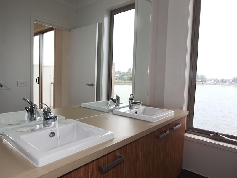 91 Broadbeach Circuit, Sanctuary Lakes VIC 3030