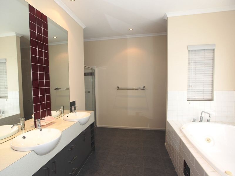 17 Lincoln Heath Boulevard, Point Cook VIC 3030