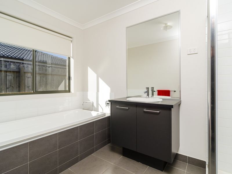 27 Grassbird Drive, Point Cook VIC 3030