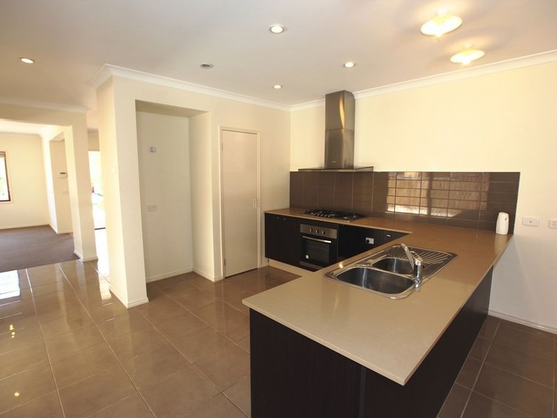 160 Sanctuary Lakes South Boulevar, Sanctuary Lakes VIC 3030