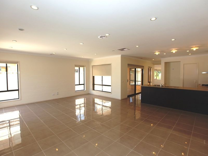 160 Sanctuary Lakes South Boulevar, Sanctuary Lakes VIC 3030