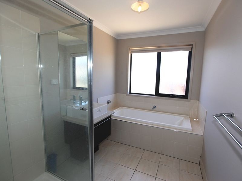 166 Sanctuary Lakes South Boulevar, Sanctuary Lakes VIC 3030