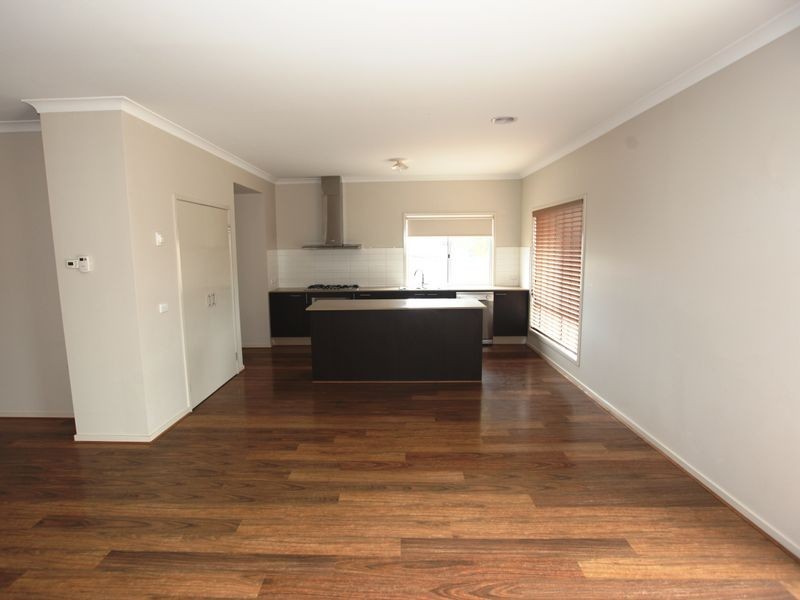 1 Foreshore Court, Sanctuary Lakes VIC 3030