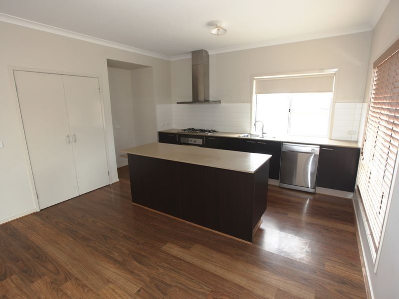 1 Foreshore Court, Sanctuary Lakes VIC 3030