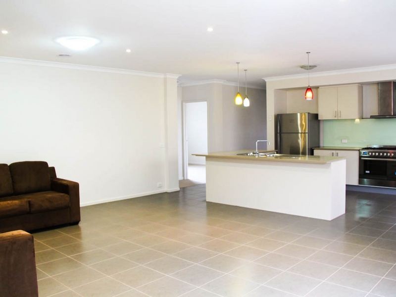 12 North Shore Drive, Sanctuary Lakes VIC 3030