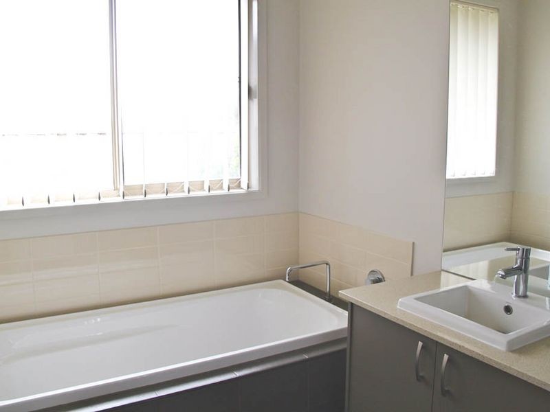 12 North Shore Drive, Sanctuary Lakes VIC 3030