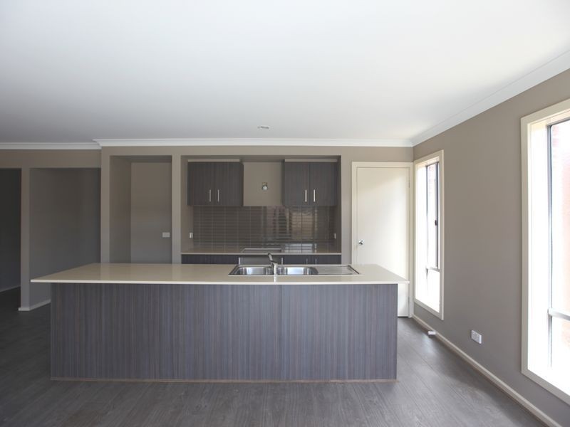 24 Bolivar Esplanade, Truganina VIC 3029